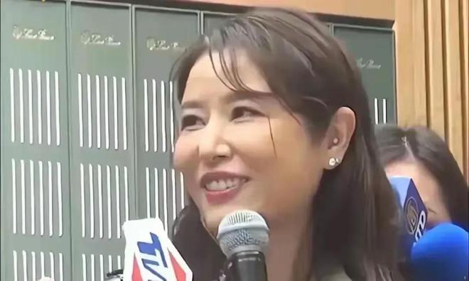 她摘下口罩和大妈合影一脸谦卑好低调mg不朽情缘49岁赵薇看梅花被偶遇(图1)