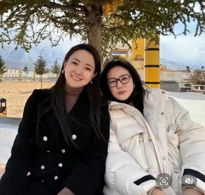 她摘下口罩和大妈合影一脸谦卑好低调mg不朽情缘49岁赵薇看梅花被偶遇(图2)