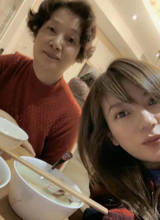 她摘下口罩和大妈合影一脸谦卑好低调mg不朽情缘49岁赵薇看梅花被偶遇(图3)