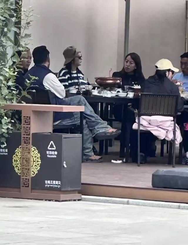 她摘下口罩和大妈合影一脸谦卑好低调mg不朽情缘49岁赵薇看梅花被偶遇(图5)