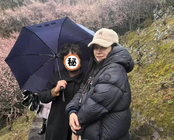 她摘下口罩和大妈合影一脸谦卑好低调mg不朽情缘49岁赵薇看梅花被偶遇(图4)
