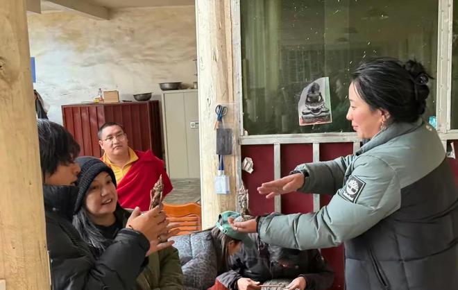 她摘下口罩和大妈合影一脸谦卑好低调mg不朽情缘49岁赵薇看梅花被偶遇(图9)